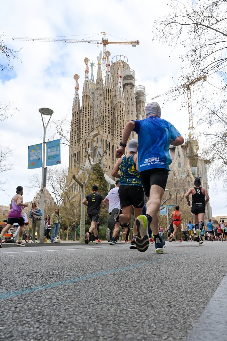 Barcelona Marathon runners in front of the Sagrada Família