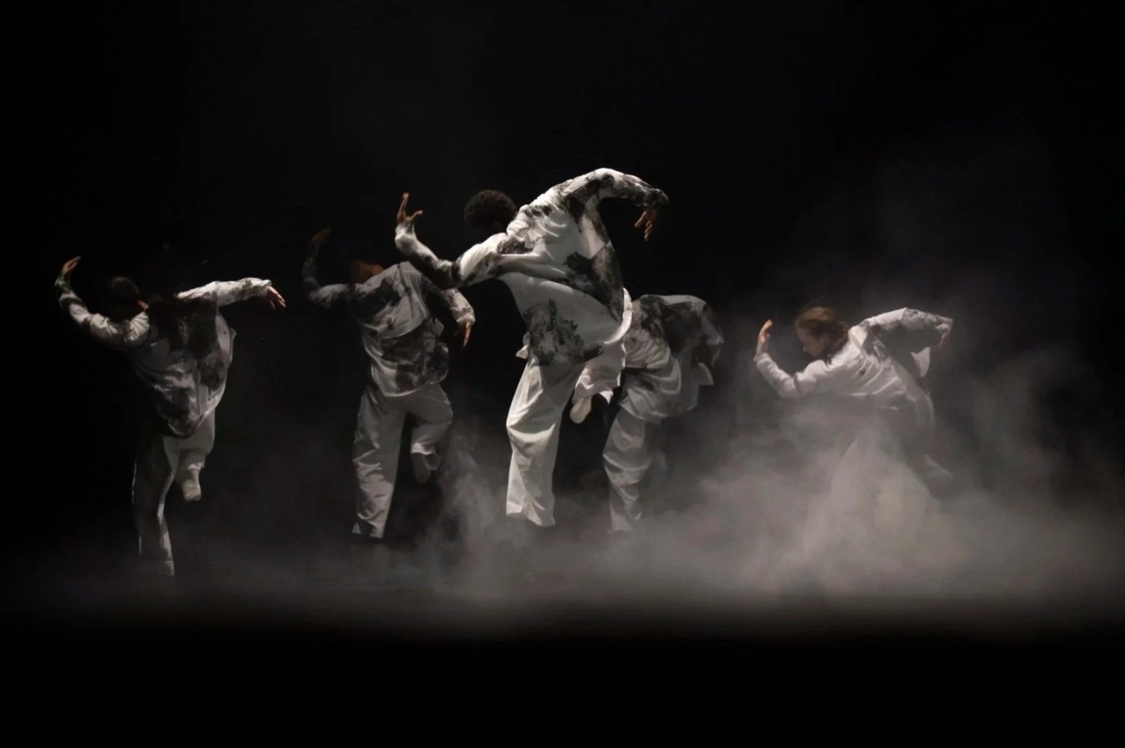 Els ballarins de HUMANHOOD suspesos en un salt col·lectiu a Vortex